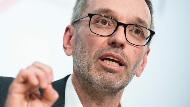 FPÖ-Klubobmann Herbert Kickl kritisiert die Corona-Maßnahmen der Bundesregierung. (Bild: APA/GEORG HOCHMUTH)