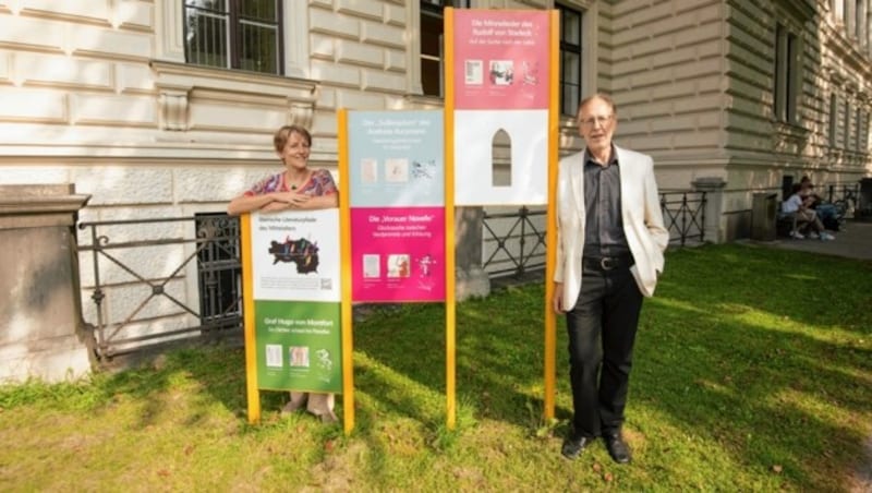 Wernfried und Andrea Hofmeister vor der zentralen Station der Literaturpfade am Campus der Grazer Universität. (Bild: Elmar Gubisch)