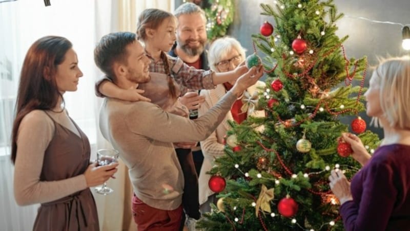 Zu Weihnachten darf die Familie zusammen feiern - wenn es nicht mehr als zehn Personen sind. (Bild: pressmaster - stock.adobe.com)