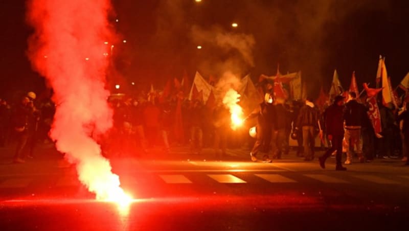 Aktivisten fordern bei einer Demo in Rom wirtschaftliche Unterstützung in der Corona-Krise. (Bild: AFP )