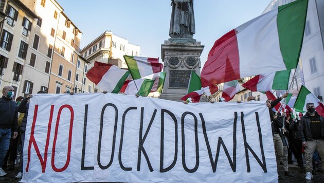 Die strengen Corona-Bedingungen führen zu Protesten in vielen italienischen Städten. (Bild: LaPresse)