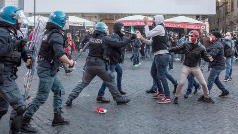 Demonstranten und Polizisten gerieten am letzten Oktobertag in Rom aneinander. (Bild: LaPresse)