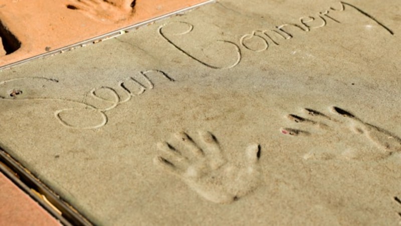 Sean Connerys Unterschrift sowie Hand- und Fußabdrücke vor dem TCL Chinese Theatre in Hollywood (Bild: Rich Fury/Getty Images/AFP)