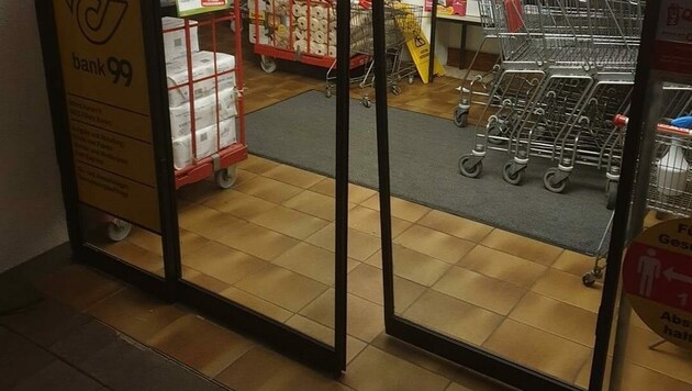 Die beschädigte Tür des Supermarkts (Bild: zVg)