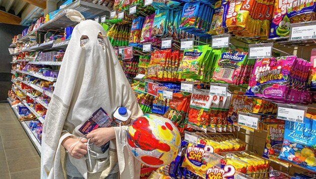 Salzburg, Corona Einkaufen vor dem Lockdown in Salzburg - vereinzelt sind Halloween Gespenster unterwegs Süßigkeiten kaufen statt sammeln (Bild: Markus Tschepp)