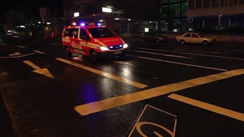 Einsatzkräfte in Frankfurt in der Nacht auf Sonntag (Bild: glomex)