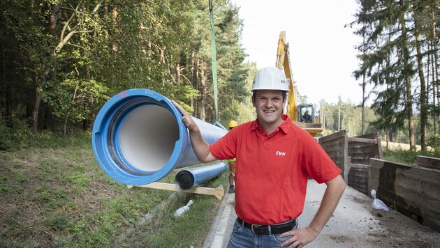 Projektleiter Markus Eschelmüller (beaufsichtigt die Arbeiten im Waldviertel. Mit viel Umsicht wird versucht, die große Felsenfräse durch die Natur zu führen. (Bild: RAIMO RUDI RUMPLER)