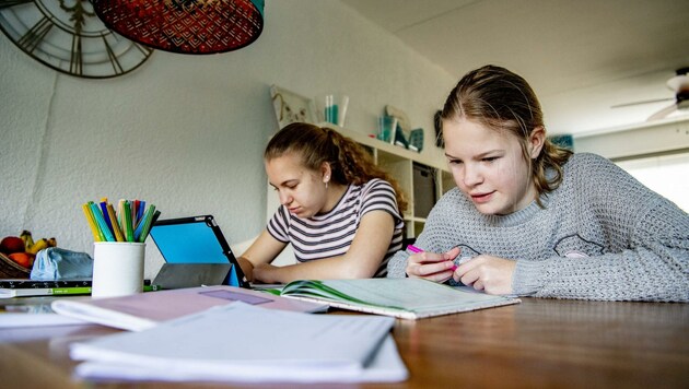 Schüler der Oberstufe müssen wieder von zu Hause lernen. (Bild: Robin Utrecht / SOPA Images)