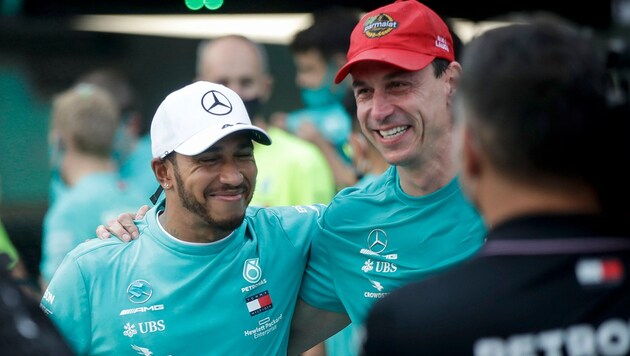 Lewis Hamilton (li.) und Toto Wolff (Bild: AFP)