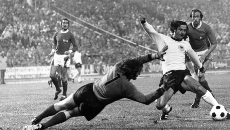 Gerd Müller 1973, im Spiel gegen Österreich. (Bild: GEPA )