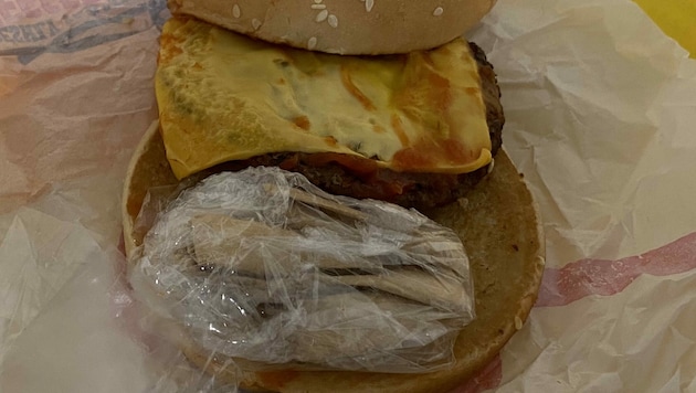 Cheeseburger mit ungewöhnlichem Zusatzbelag (Bild: Hauptzollamt Rosenheim)