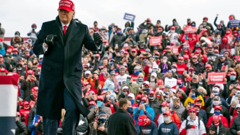 Trump vor jubelnden Fans in Michigan (Bild: Associated Press)
