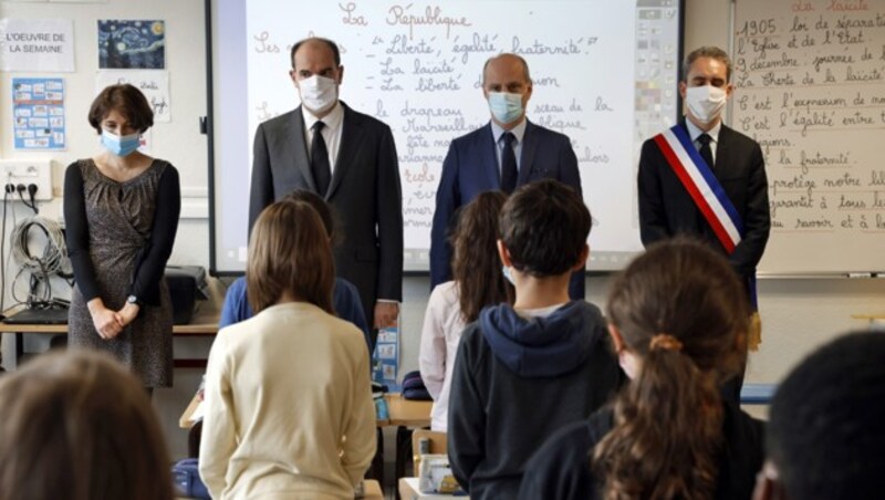 Premier Castex (2. v. li.) und Bildungsminister Blanquer (2. v. re.) beim Gedenken in einer Schulklasse (Bild: APA/AFP/POOL/THOMAS COEX)