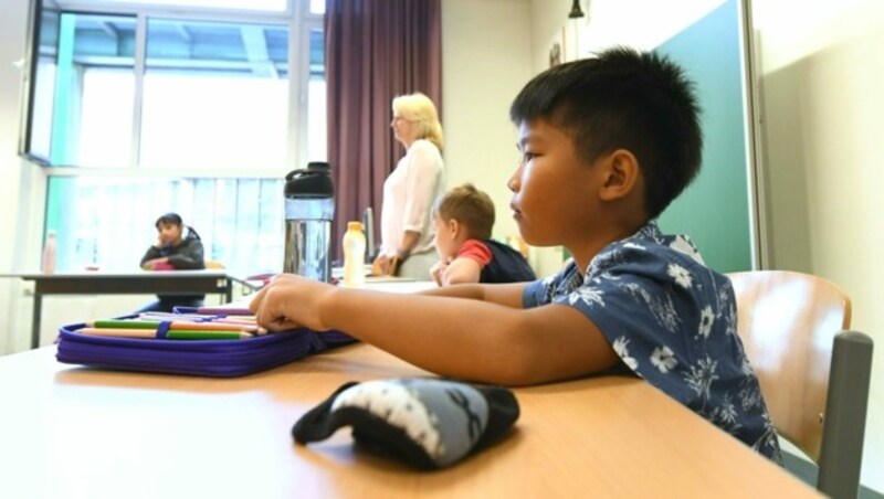 Wenn es nach den NEOS geht könnte das Bild an den heimischen Schulen ab Herbst wieder so aussehen - ohne Maske und ohne Test. (Bild: APA/HELMUT FOHRINGER)