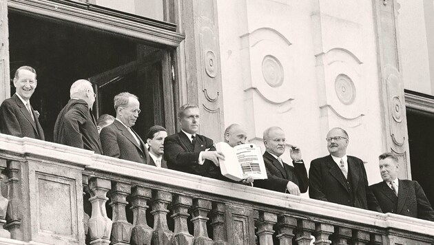 Kuchls Bürgermeister Freylinger mit dem Staatsvertrag (Bild: DPA/Retusche C. Ratzer)