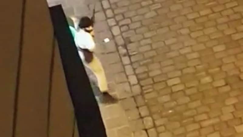 Ein Schnappschuss aus einem Video, das einen Verdächtigen zeigt (Bild: Screenshot/Social Media)