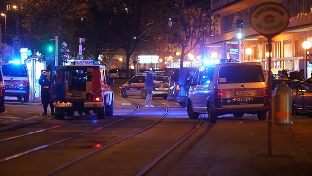 Einsatzfahrzeuge in der Terrornacht am Wiener Schwedenplatz (Bild: APA/Georg Hochmuth)