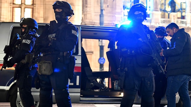 Nach der Terror-Nacht in Wien sitzt auch in Salzburg der Schock tief. (Bild: APA/AFP/JOE KLAMAR)