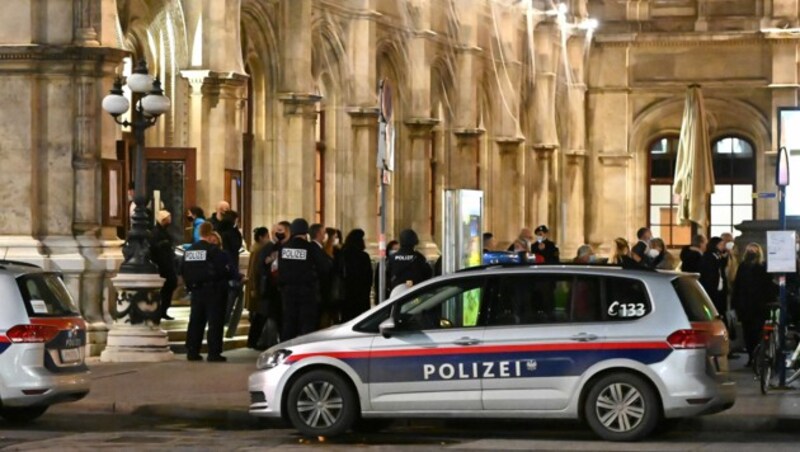 Besucher verlassen die Wiener Staatsoper (Bild: Joe Klamar/AFP)