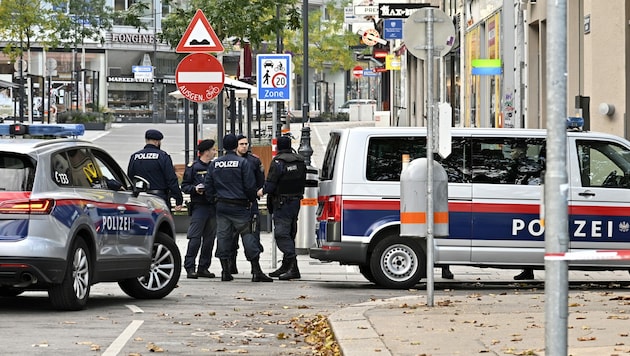 Polizeibeamte stehen nach dem Terroranschlag am Montagabend am Tatort Schwedenplatz (Bild: APA/HANS PUNZ)