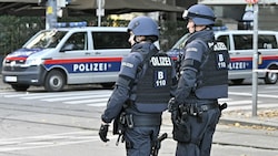 Spezialkräfte der WEGA beim Einsatz am Tag nach dem Terroranschlag in Wien (Bild: APA/HANS PUNZ)