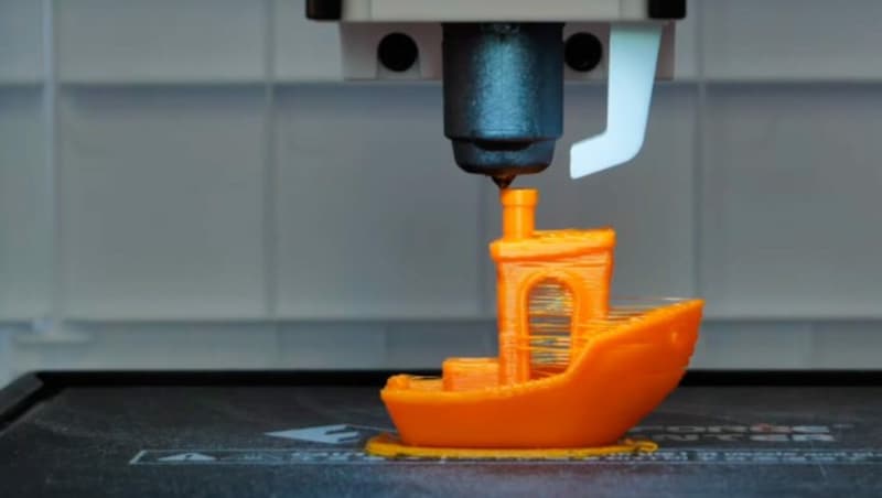 Im 3D-Drucker können Ersatzteile hergestellt werden (Bild: youtube.com/Stiftung Warentest)