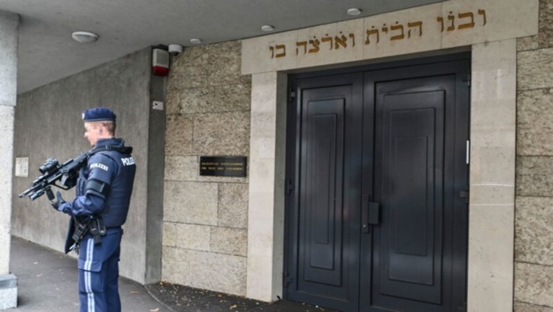 Ein schwer bewaffneter Polizist vor der Synagoge in Innsbruck. (Bild: LIEBL Daniel/zeitungsfoto.at)