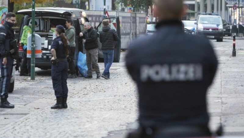 Polizei am Morzinplatz (Bild: AFP/Alex Halada)