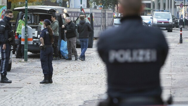 Polizei am Morzinplatz (Bild: AFP/Alex Halada)