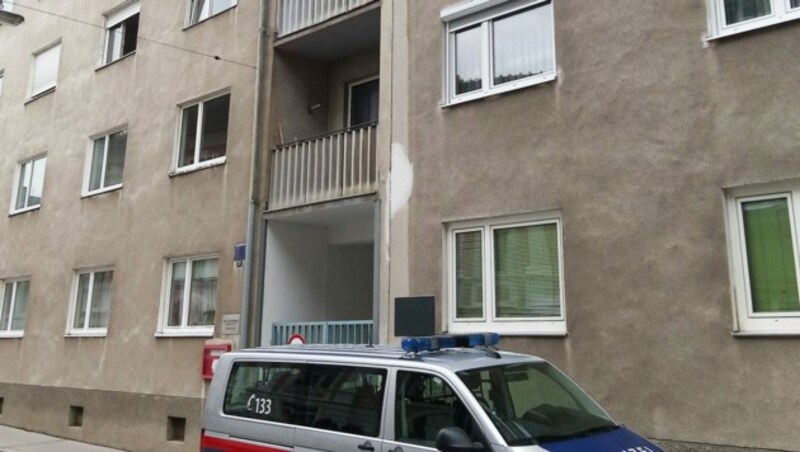 In diesem Wohnhaus in St. Pölten wurde eine Durchsuchung durchgeführt. (Bild: APA/MARTIN AUERNHEIMER)