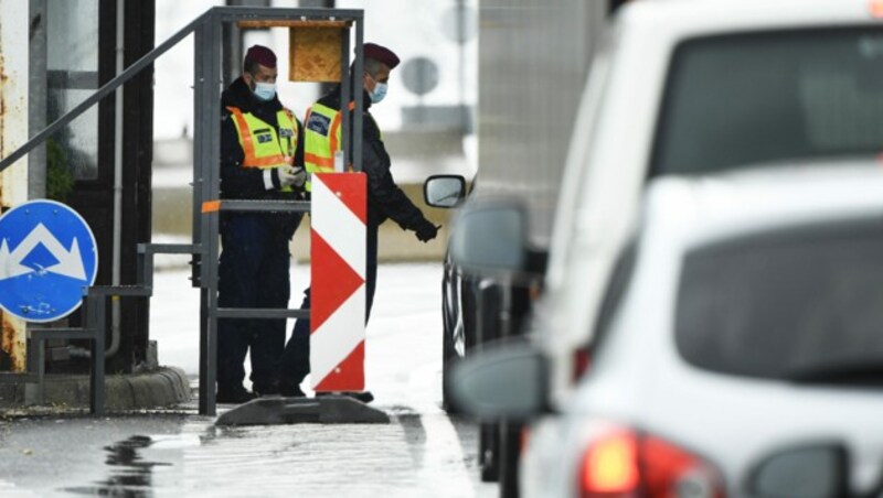 Kontrollen am burgenländischen Grenzübergang Klingenbach (Bezirk Eisenstadt-Umgebung) (Bild: APA/Robert Jäger)