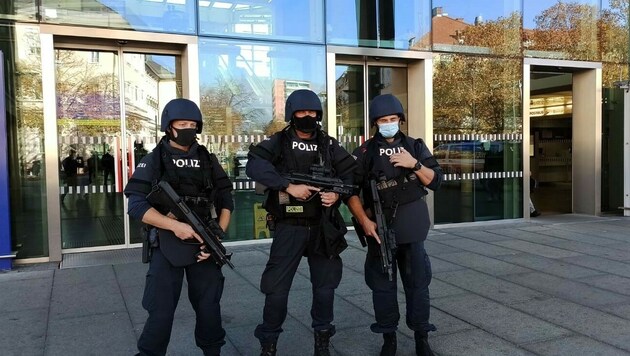 Kärntner Polizisten auf dem Klagenfurter Hauptbahnhof. (Bild: Dorian Wiedergut)