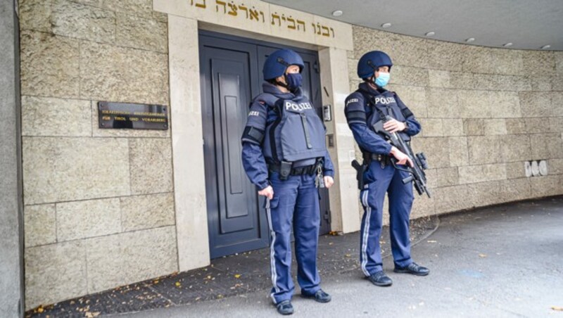 Schwer bewaffnete Polizisten vor der Synagoge in Innsbruck. (Bild: Hubert Berger)