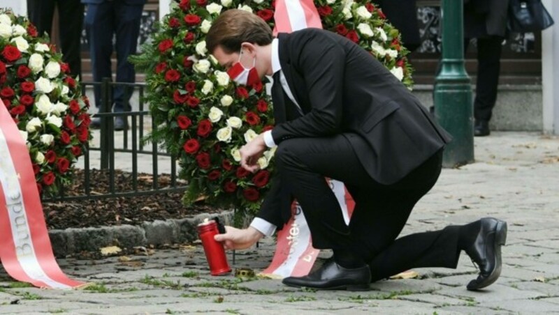 Bundeskanzler Sebastian Kurz am Dienstag bei der Kranzniederlegung an einem der sechs Tatorte (Bild: APA/ROLAND SCHLAGER)