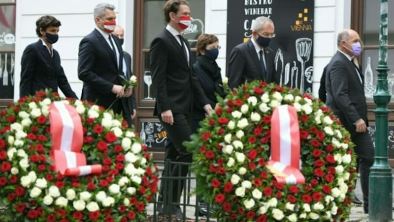 SPÖ-Chefin Pamela Rendi-Wagner, Innenminister Karl Nehammer, Bundeskanzler Sebastian Kurz, Bundespräsident Alexander Van der Bellen mit Ehefrau Doris Schmidauer und Nationalratspräsident Wolfgang Sobotka (v.l.n.r.) (Bild: APA/ROLAND SCHLAGER)