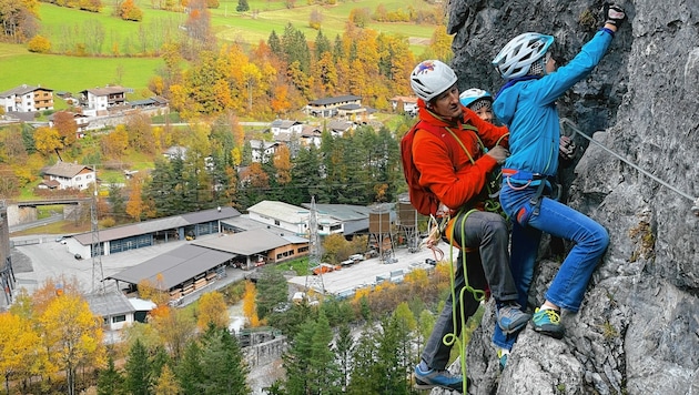 Bergführer Günter Troger nutzt jede freie Minute, um mit seinen Töchtern echte Abenteuer in der Osttiroler Bergwelt zu erleben. (Bild: Wallner Hannes)