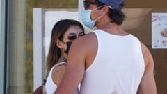 Kaia Gerber und Jacob Elordi eng umschlungen bei einem Spaziergang durch Malibu. (Bild: www.PPS.at)