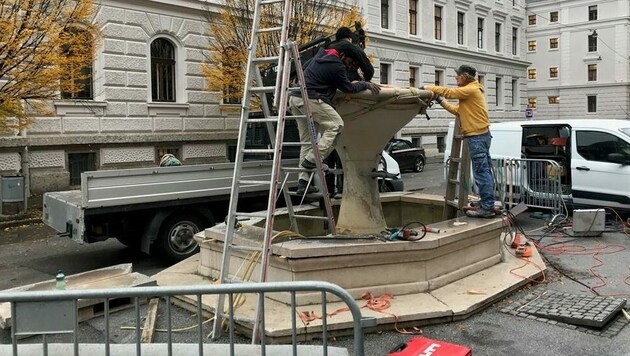 Mit dem Abbau des Brunnens am Kajetanerplatz wurde begonnen (Bild: Stefan Tschandl)