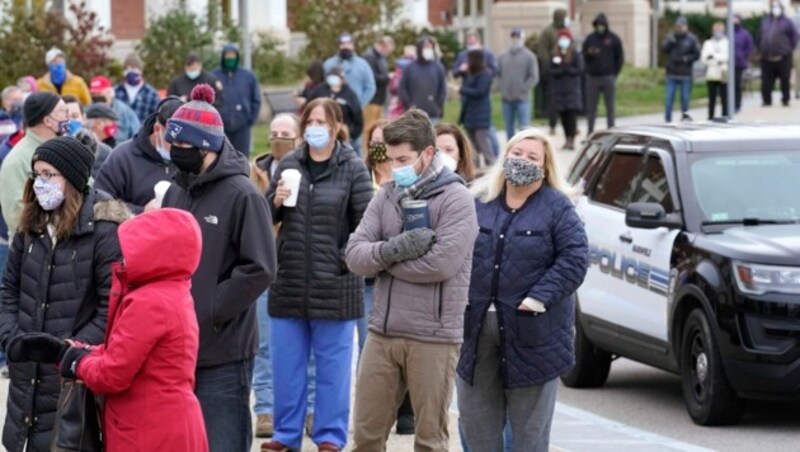 Vor manchen US-Wahllokalen bildeten sich lange Menschenschlangen. (Bild: Associated Press)