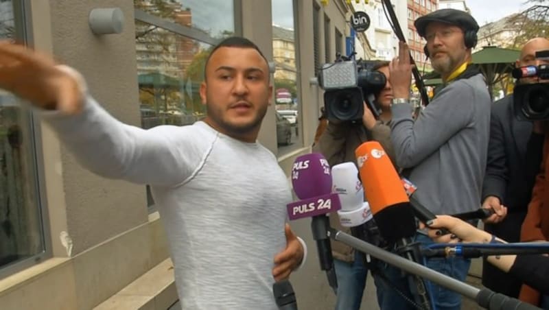 Einer der beiden Helfer, Mikail Özen, schildert gegenüber der internationalen Presse, wie er und ein Boxer-Freund dem verletzten Polizisten geholfen haben. (Bild: ruptly.tv)