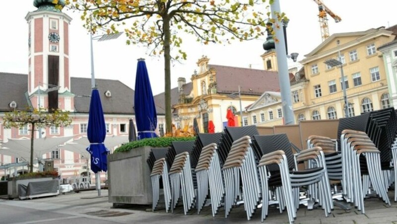 Verwaiste Gastgärten auf dem Rathausplatz in St. Pölten (Bild: Franz Crepaz)