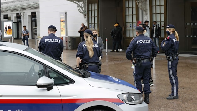 Polizisten beobachteten die Gefährdungslage am Hauptbahnhof am Dienstag genau. (Bild: Tschepp Markus)