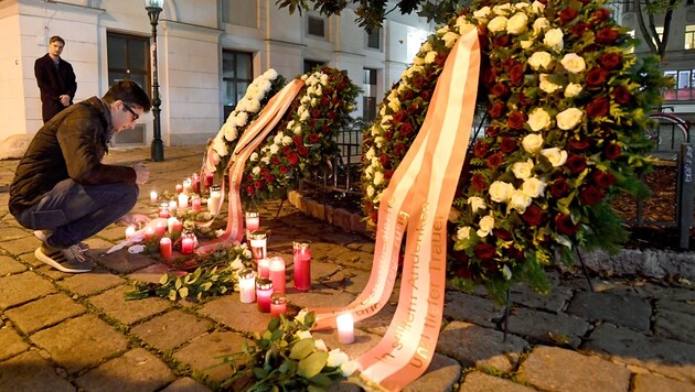 An den Tatorten in der Wiener Innenstadt zünden die Wiener Kerzen an, aber auch im Online-Kondolenzbuch zeigen viele ihr Mitgefühl. (Bild: APA/HELMUT FOHRINGER)