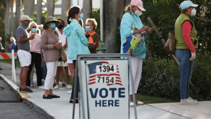 Langes Warten vor dem Wahllokal in Palm Beach, Florida (Bild: AP)