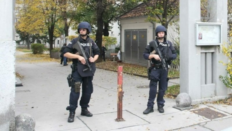 Auch bei der Wohnadresse des Attentäters in einem Gemeindebau gab es eine Razzia. (Bild: Schiel Andreas)