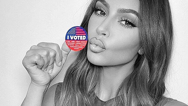 Kim Kardashian zeigte sich auf Instagram mit dem „I Voted“-Sticker. (Bild: instagram.com/kimkardashian)
