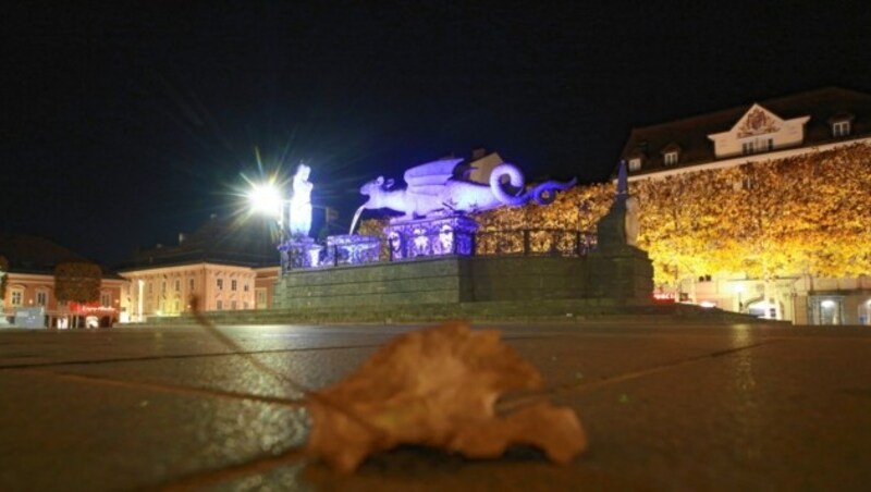 Alleine am Neuen Platz: Der Lindwurm, das Wappentier Klagenfurts. (Bild: Evelyn HronekKamerawerk)