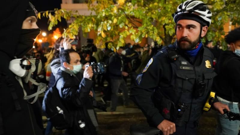 Ein Polizist weist einen Demonstranten zurecht. (Bild: AP Photo/John Minchillo)