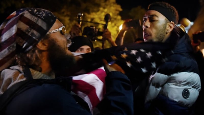 Die Situation in der Wahlnacht war teilweise angespannt: Hier liefert sich ein Trump-Wähler ein Wortgefecht mit einem Demonstranten. (Bild: Olivier DOULIERY/AFP)