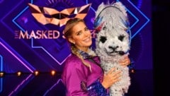 Überraschung! Unter dem „The Masked Singer“-Alpaka steckte Sylvie Meis. (Bild: ProSieben/Willi Weber)